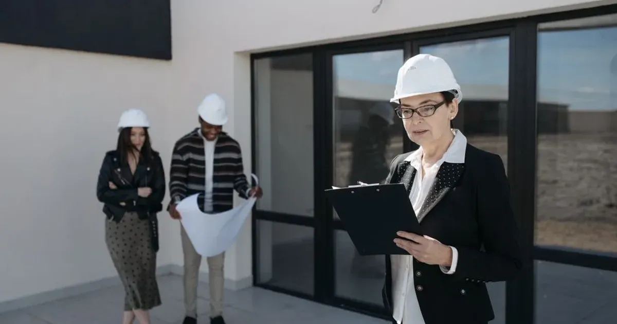 Administradora coordinando la mantención con el equipo técnico en un edificio