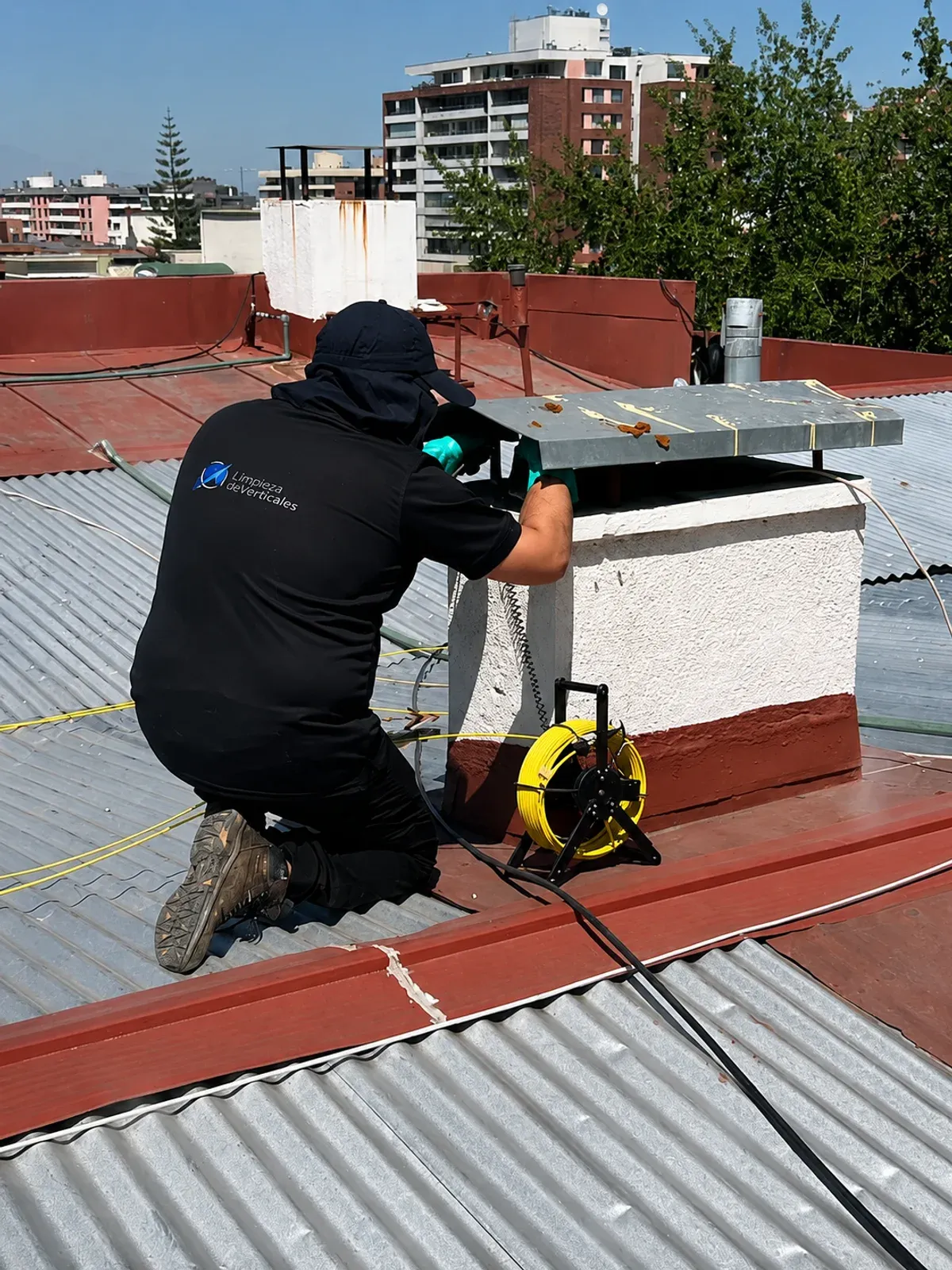Técnico de Limpieza de Verticales haciendo una videoinspección de shaft con cámara robotizada en la azotea de un edificio