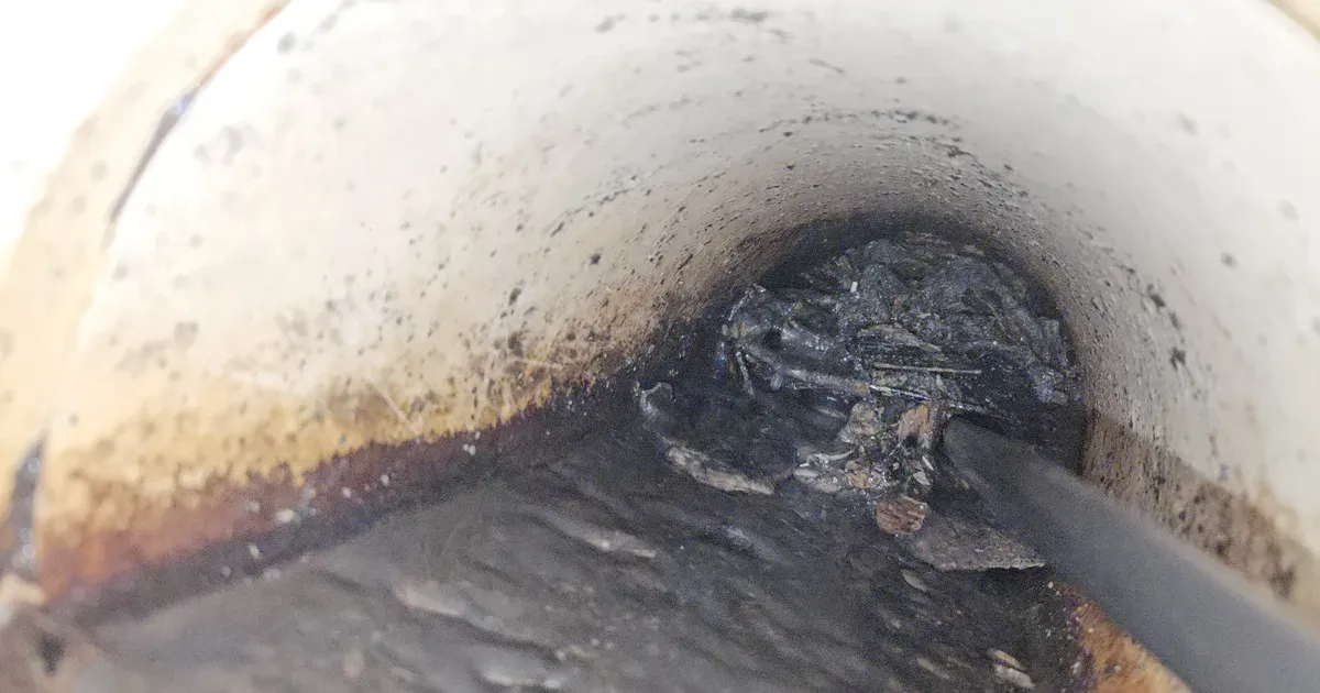 Interior de una tubería de alcantarillado con una varilla de limpieza mecánica