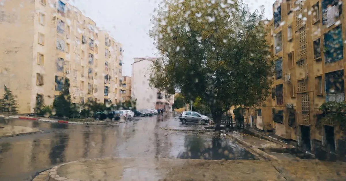 Edificios residenciales bajo una lluvia intensa de invierno